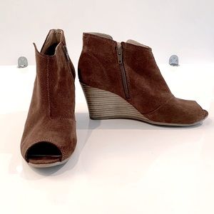 Monsoon UK suede peep-toe ankle bootie with wooden wedge heel. ✨Like New✨